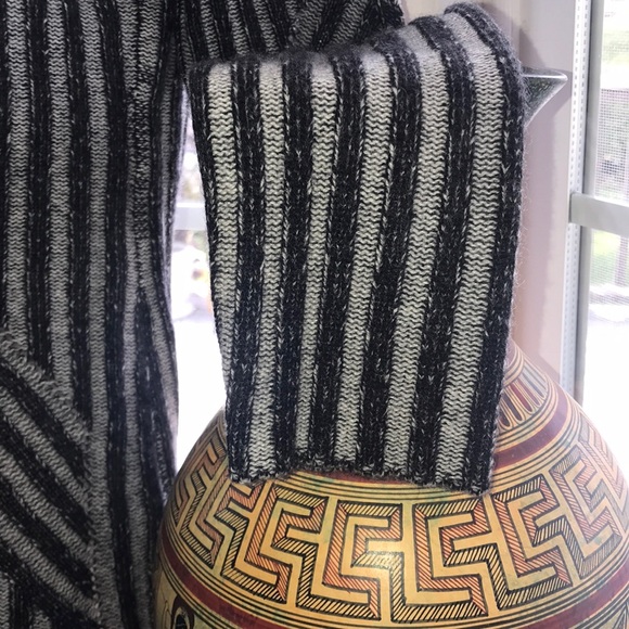 Beautiful Cashmere sweater black and gray size small - Picture 4 of 8